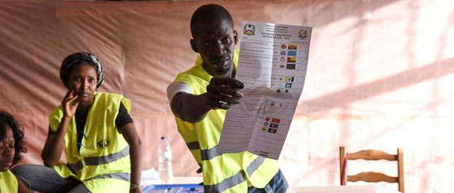 Un agent electoral a Bissau, le 10 mars 2019.
