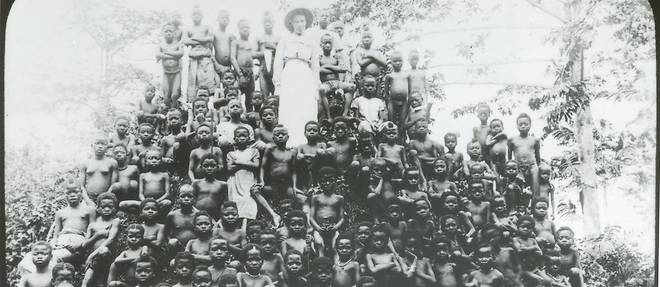 Ici la missionnaire Alice Seeley Harris avec des enfants congolais dont elle avait condamne le traitement par les autorites coloniales.
