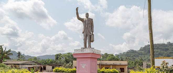 La statue de Ruben Um Nyobe, un des heros meconnus de l'histoire coloniale camerounaise, photographiee a Eseka, le 11 decembre 2019.
