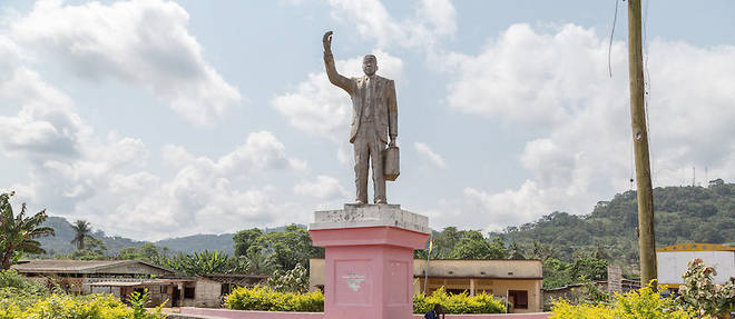 La statue de Ruben Um Nyobe, un des heros meconnus de l'histoire coloniale camerounaise, photographiee a Eseka, le 11 decembre 2019.
