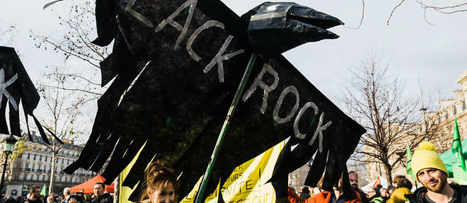 L'aigle noir de BlackRock vole au-dessus d'un cortege contre la reforme des retraites.
