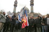 En Iran, drapeaux am&eacute;ricains br&ucirc;l&eacute;s, des milliers pleurent le g&eacute;n&eacute;ral Soleimani