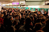  Apres plusieurs jours de grève du RER A, les usagers empruntent des lignes alternatives. À quel prix pour l'environnement ?
