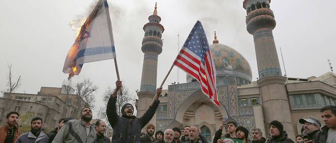 Des manifestants iraniens brulent le drapeau des Etats-Unis et d'Israel le 4 janvier 2020.
