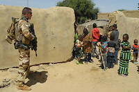  Un soldat francais de la force Barkhane patrouille dans le village de In-Tillit au Mali.
