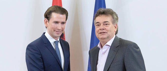Le chef de file des conservateurs autrichiens, Sebastian Kurz (a gauche), et le dirigeant des Verts, Werner Kogler, annoncent a la presse leur accord de coalition, le 1er janvier a Vienne. 

