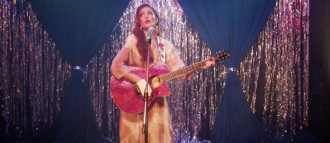 La chanteuse Halsey dans le clip de "Finally // beautiful stranger".

