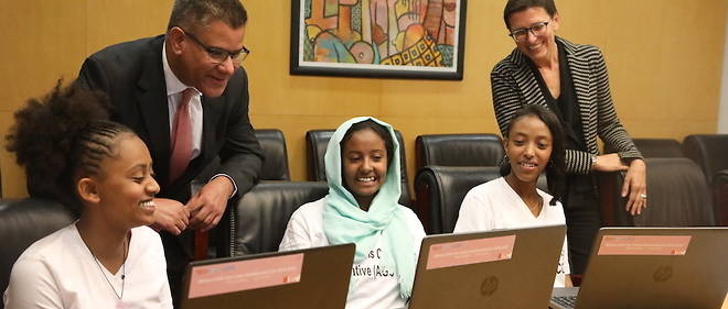 Le secretaire au Developpement international, qui va organiser le Sommet UK-Afrique, Alok Sharma, rencontre des filles qui apprennent a coder lors d'un voyage en Ethiopie.
