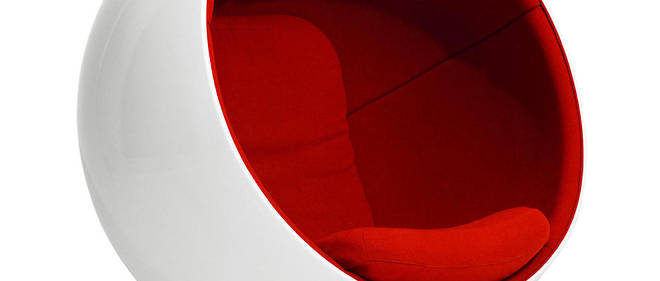 Sphere reposant sur un pied central, le Globe Chair, presente par Eero Aarnio en 1963 au Salon de Cologne, avait ete imagine par le designer comme un nid pour son epouse et ses deux filles.
