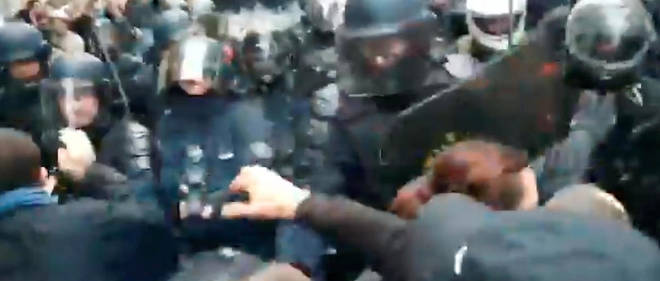 Le parquet de Paris a ouvert une enquete apres la diffusion d'une video d'un policier qui semble tirer a bout portant sur des manifestants avec un LBD.
