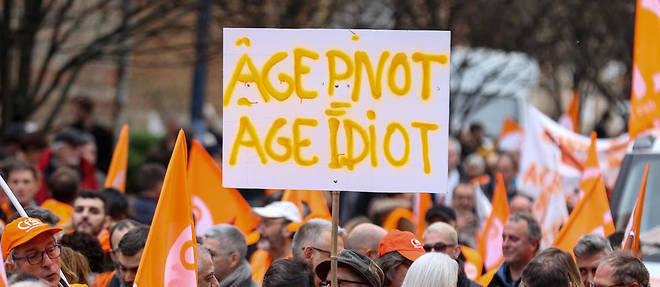 Membres de la CFDT manifestant contre la reforme des retraites, a Toulouse le 17 decembre 2019.   
