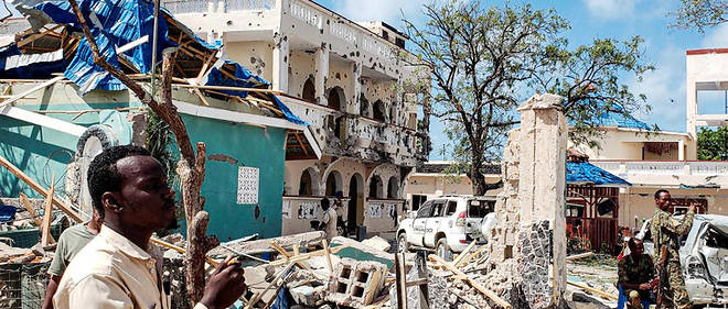 L'hotel de Kismayo en Somalie, apres l'attaque des shebabs, le 13 juillet 2019,  qui avait fait 26 morts : une illustration que l'organisation terroriste a encore des ressources.
