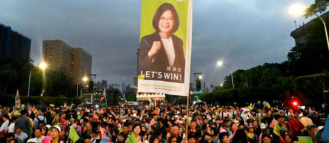 Des partisans de la presidente taiwanaise Tsai Ing-wen brandissent son portrait le 10 janvier, lors d'un rassemblement a la veille de sa reelection.
