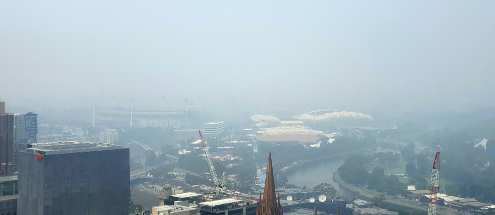Australie: la fumee des incendies perturbe l'Open de tennis, pluies esperees
