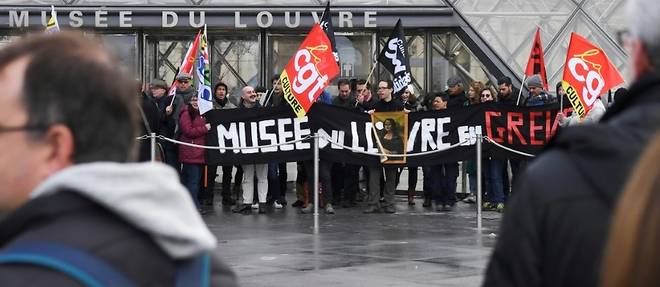 Face a face tendu entre touristes et grevistes bloquant le Louvre