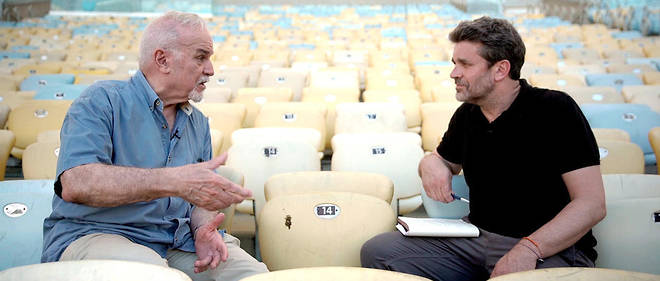 Roberto Da Matta, anthropologue, avec Herve Mathoux au stade Maracana de Rio de Janeiro, Bresil