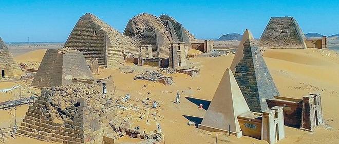 Racontee a partir de vastes chantiers de fouilles en cours, au Soudan, l'histoire fabuleuse du royaume de Koush, qui a regne sur l'Egypte pendant pres d'un siecle.
