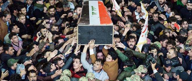 Des militants chiites irakiens portent le cercueil d'Abou Mahdi al-Muhandes, chef des Brigades du Hezbollah, elimine le 3 janvier 2020 a Bagdad en meme temps que le general iranien Qassem Soleimani. 
