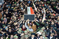  Des militants chiites irakiens portent le cercueil d'Abou Mahdi al-Muhandes, chef des Brigades du Hezbollah, elimine le 3 janvier 2020 a Bagdad en meme temps que le general iranien Qassem Soleimani.
