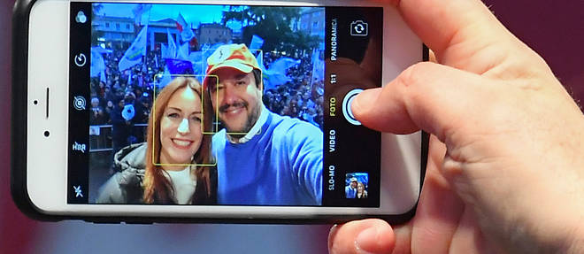 Matteo Salvini fait un selfie avec la candidate de la Ligue en Emilie-Romagne Lucia Borgonzoni.
