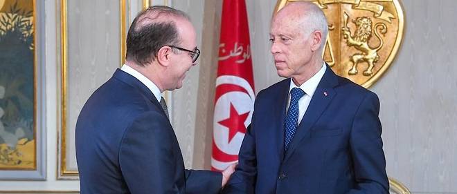 Elyes Fakhfakh, 47 ans est un ingenieur et manager forme en France, il est rentre en Tunisie en 2006 apres plusieurs annees d'expatriation, et il y a dirige le groupe automobile tunisien Cortel, devenu Caveo. Le president Saied vient de le nommer Premier ministre de la Tunisie. 
