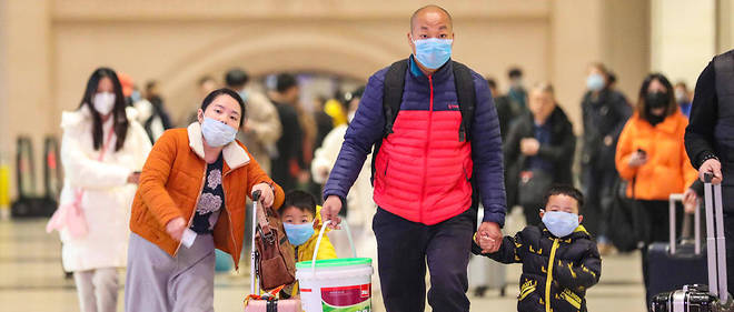 Des Chinois portant des masques de protection a Wuhan, dans le centre du pays, ou a ete identifie le virus.
