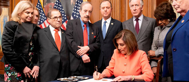 Nancy Pelosi signe le document qui transmet les articles de la procedure de destitution de Trump au Senat.
