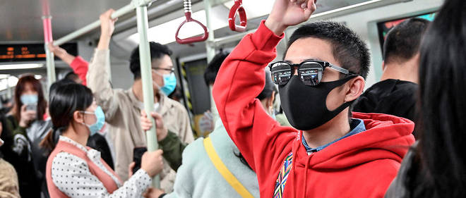 Dans le metro a Guangzhou, en Chine, foyer de l'epidemie du nouveau coronavirus.
