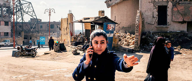 Leila Mustapha, la maire de Raqqa, en Syrie, sur la place Dwar Alsat, l'une des places en cours de rehabilitation de la ville, ou Daech procedait a des executions publiques.