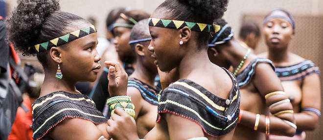 Des jeunes filles se preparent pour la celebration du Festival Indoni a Durban, en Afrique du Sud. Ce festival promeut les traditions culturelles qui mettent en valeur les liens sociaux entre les differentes societes du pays. 
