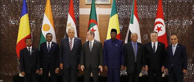 Des ministres et representants des pays voisins se sont deplaces a Alger pour discuter de la Libye.
