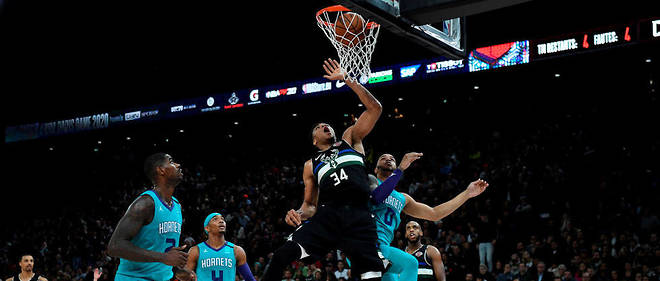 La star grec des Milwaukee Bucks Giannis Antetokounmpo marque face aux Charlotte Hornets en match de la saison reguliere de NBA, dispute a Paris-Bercy. 
