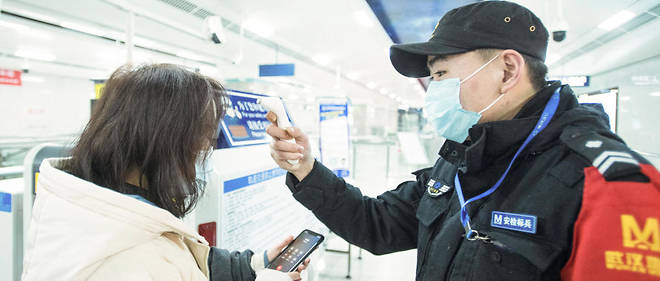 Dans le metro a Wuhan, ville confinee par Pekin ou est apparu le nouveau coronavirus. 
