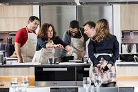  Cédric Barbarat (à droite) initie ses élèves au batch cooking, à l'école de cuisine Alain Ducasse.
