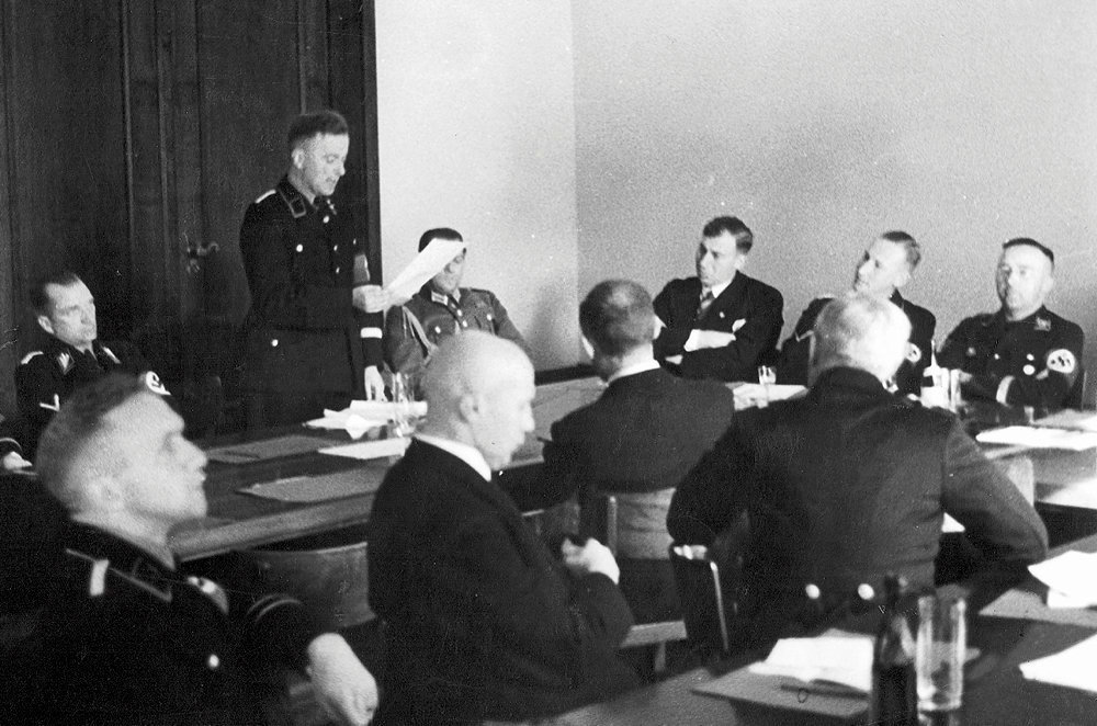 
        Manager. Discours du Dr Reinhard Hohn, compare a un << Josef Mengele du droit >>, promulguant le droit du IIIe Reich, a Berlin, en 1936 (de face, a dr., Heinrich Himmler).