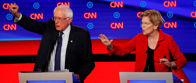 Le senateur Bernie Sanders et la senatrice Elizabeth Warren, lors d'un debat entre candidats democrates a la primaire, le 30 juillet. Desormais, ils sont coinces a Washington.
