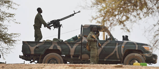 Des temoins, cites par l'AFP, ont vu les assaillants s'enfuir avec des vehicules militaires, apres avoir incendie le camp. (Image d'illustration).
