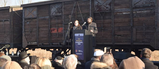 L'ecrivain Marek Halter le 21 janvier 2020 dans le camp d'Auschwitz-Birkenau en Pologne
