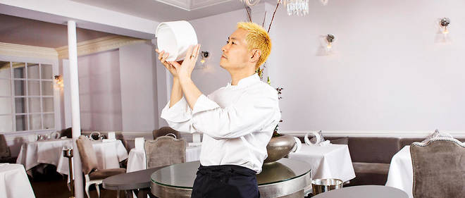 Kei Kobayashi, dans la salle de son restaurant Kei a Paris
