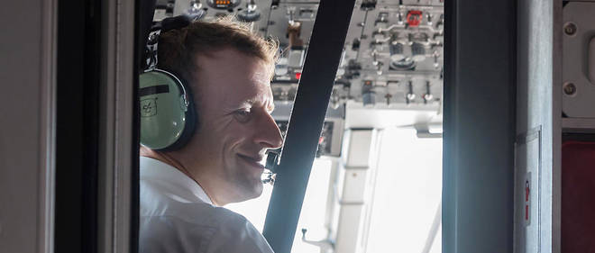 Emmanuel Macron aime distiller des confidences lors de ses voyages en avion...
