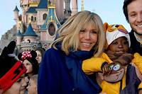 Pi&egrave;ces jaunes: Brigitte Macron et Didier Deschamps &agrave; Disney