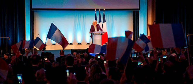 Marine Le Pen discourant devant ses partisans a la Maison de la  chimie, le 12 janvier, a Paris.