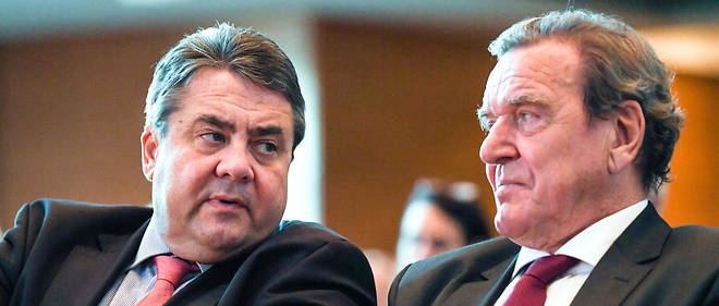 Apres l'ex-chancelier Schroder (a droite), qui a rejoint le petrolier russe Rosneft, Sigmar Gabriel (a gauche), ancien vice-chancelier, integre la Deutsche Bank. Un recrutement qui interroge.
