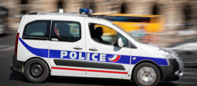 Illustration d une voiture de la police nationale patrouillant a Paris.
