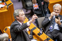  Nigel Farage agitant un drapeau britannique au Parlement européen.  
