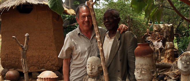 Jacques Barrier avec un guerisseur lobi, au Burkina Faso.
