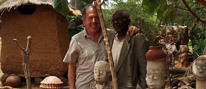 Jacques Barrier avec un guerisseur lobi, au Burkina Faso.
