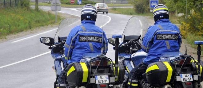 Un contrôle de gendarmerie avec deux motards d'intervention