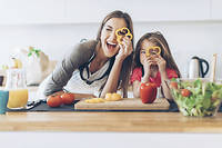  Une mere et sa fille s'amusant dans la cuisine.
