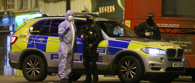 A Londres, deux personnes ont ete poignardees par l'assaillant, abattu ensuite par la police.
